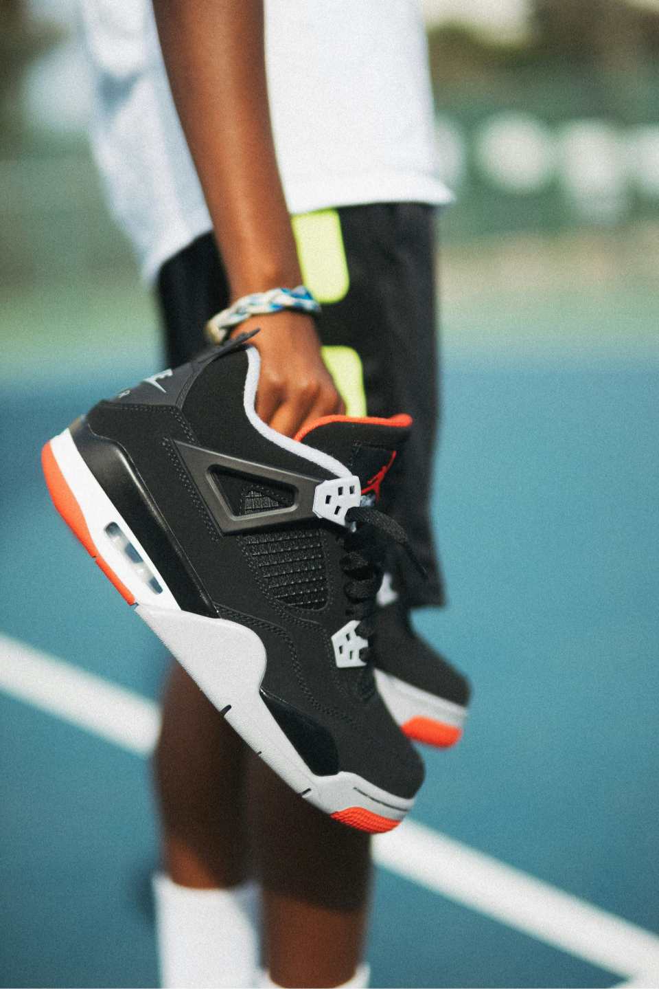 paire de Air Jordan 4 noires et blanches